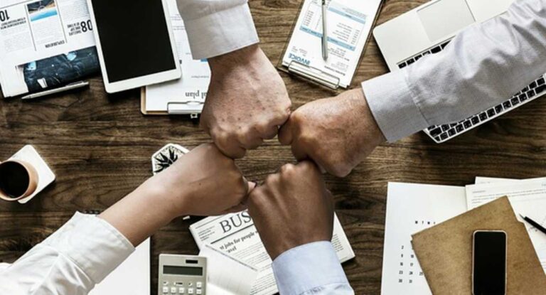 Managing Large Teams in High-Pressure Sectors